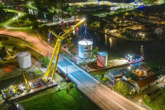 Vijftig ton zware opslagtanks over brug getakeld
