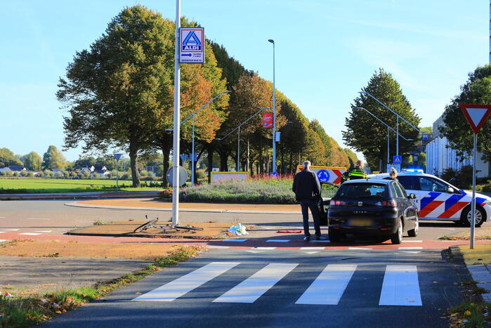 Fietser botst op auto bij oversteekplaats