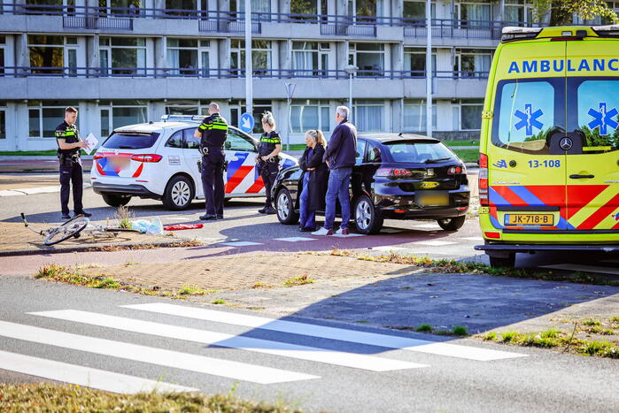 Fietser botst op auto bij oversteekplaats