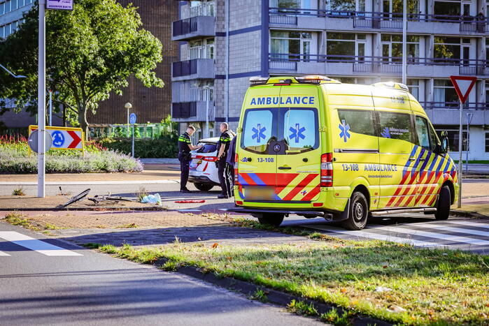Fietser botst op auto bij oversteekplaats