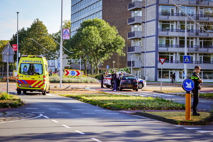 Fietser botst op auto bij oversteekplaats