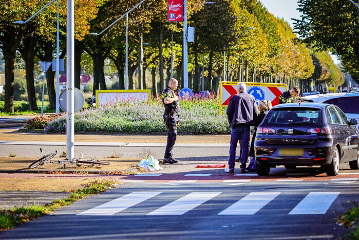 Fietser botst op auto bij oversteekplaats