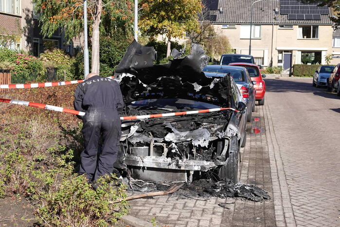 Motorcompartiment van personenwagen verwoest vanwege brand