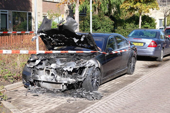 Motorcompartiment van personenwagen verwoest vanwege brand