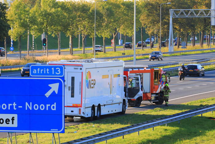 Studiovrachtwagen vat vlam door vastgelopen remmen