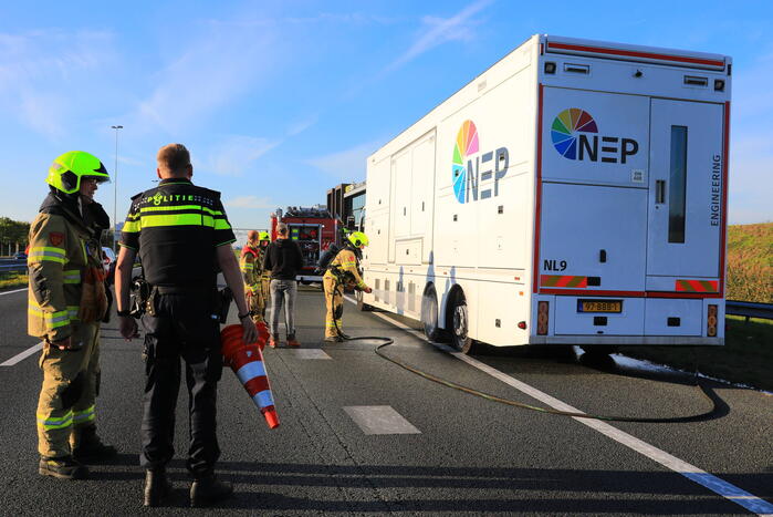 Studiovrachtwagen vat vlam door vastgelopen remmen
