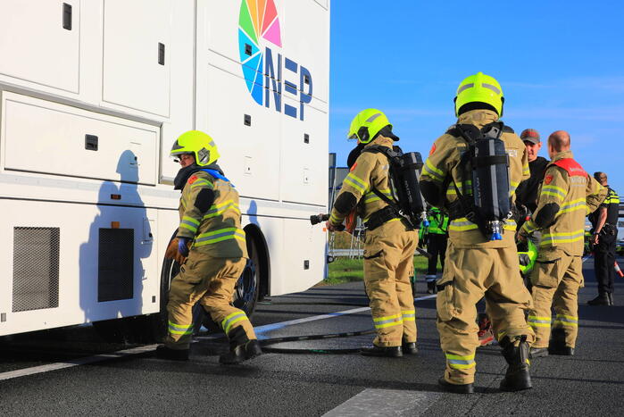 Studiovrachtwagen vat vlam door vastgelopen remmen