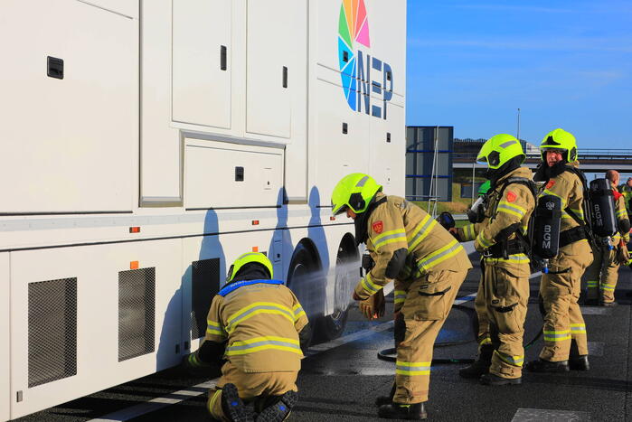 Studiovrachtwagen vat vlam door vastgelopen remmen