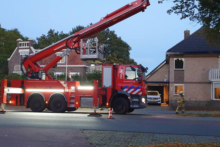 Brandweer blust schoorsteenbrand