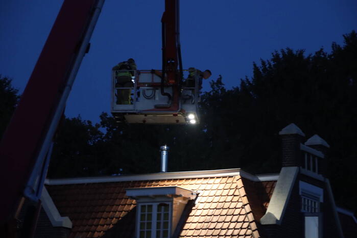 Brandweer blust schoorsteenbrand