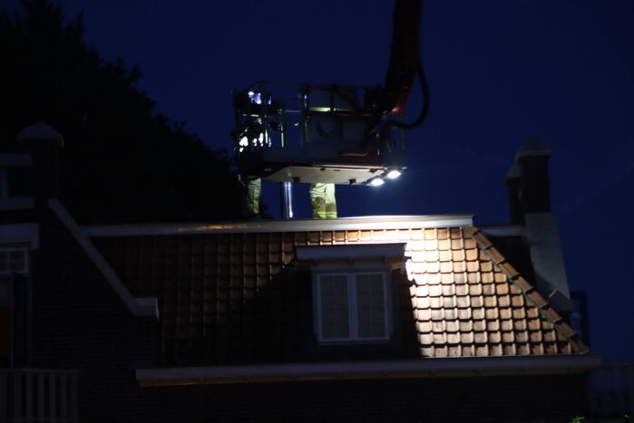 Brandweer blust schoorsteenbrand