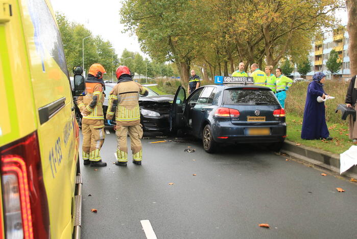Personenwagen botst frontaal op lesauto