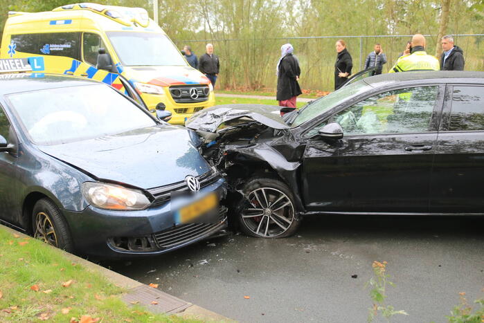 Personenwagen botst frontaal op lesauto