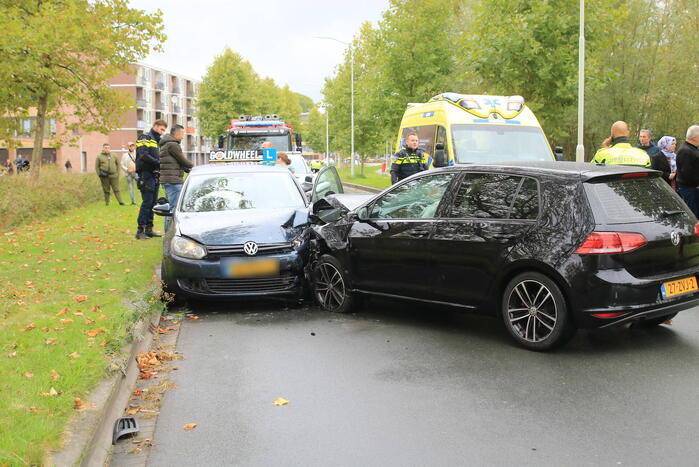 Personenwagen botst frontaal op lesauto
