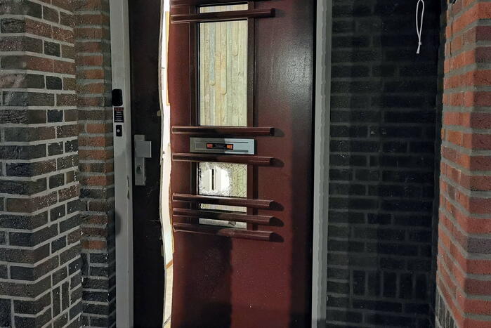 Brandweer opent deur met motorkettingzaag bij medisch noodgeval