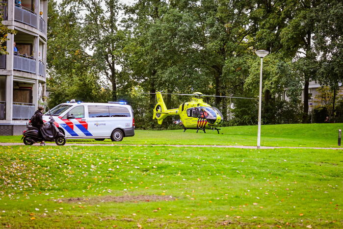 Persoon onwel tijdens snoeien van heg