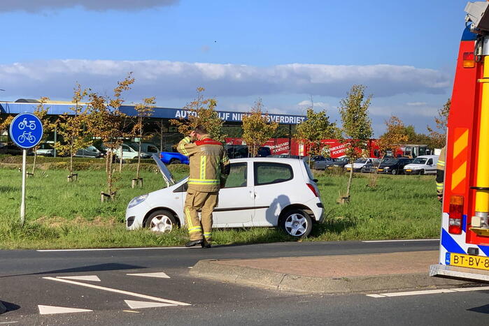 Weg afgesloten vanwege autobrand