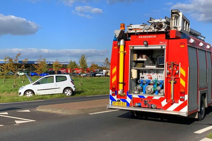 Weg afgesloten vanwege autobrand