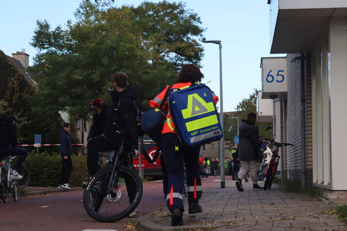 Persoon belandt onder bestelbus