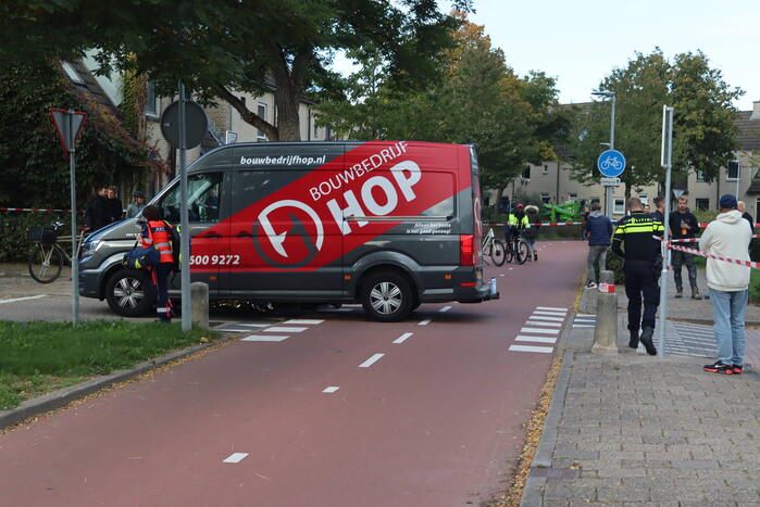 Persoon belandt onder bestelbus