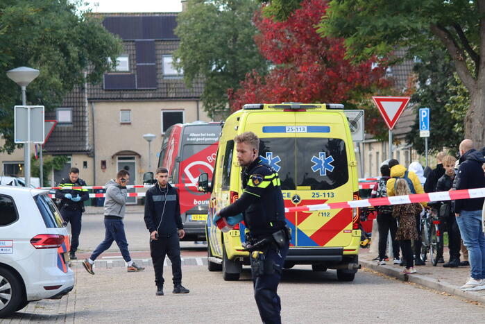 Persoon belandt onder bestelbus