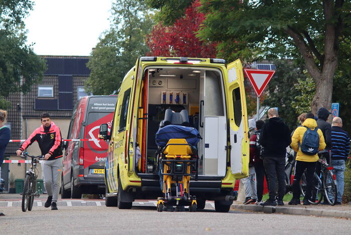 Persoon belandt onder bestelbus