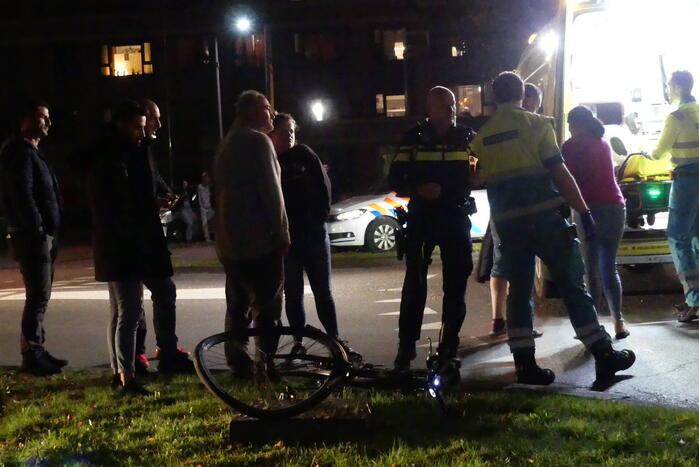 Personenauto rijdt door na ongeval