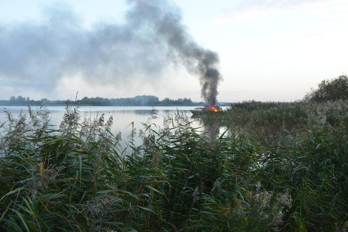 Flinke rookontwikkeling bij brand op plezierboot