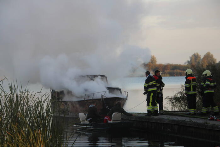 Flinke rookontwikkeling bij brand op plezierboot