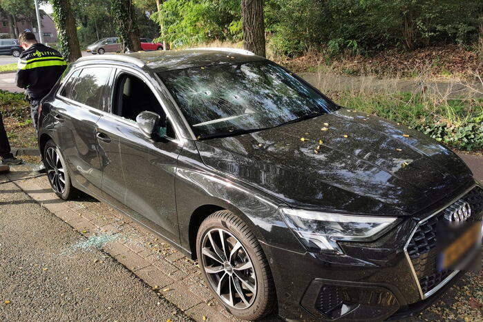 Twee auto's vernield, politie doet onderzoek