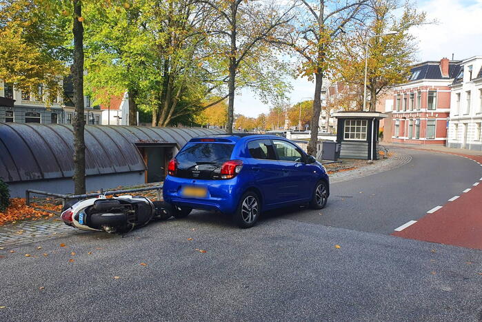 Scooterrijder botst achterop personenwagen