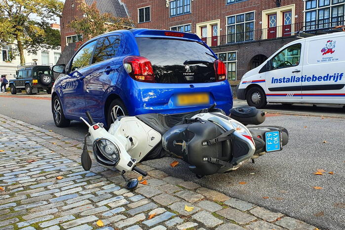 Scooterrijder botst achterop personenwagen