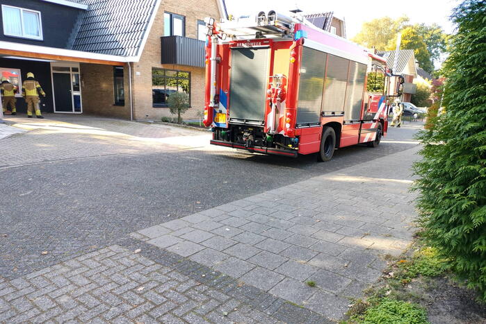 Brandweer pakt grasmaaier in na brandstoflekkage