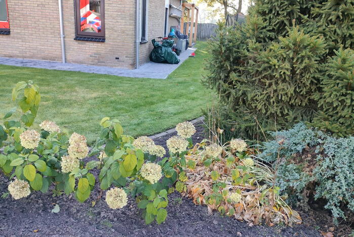 Brandweer pakt grasmaaier in na brandstoflekkage