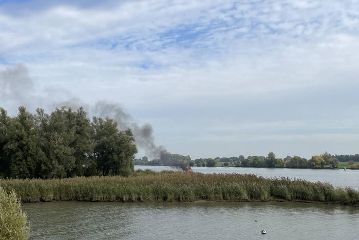 Plezierboot gaat op de Lek in vlammen op