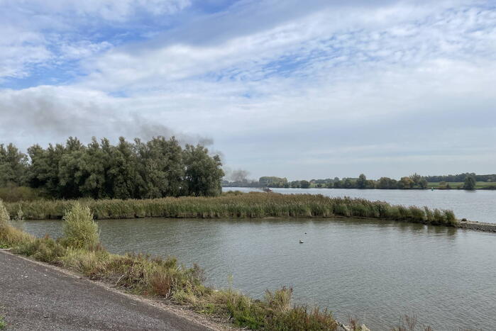 Plezierboot gaat op de Lek in vlammen op