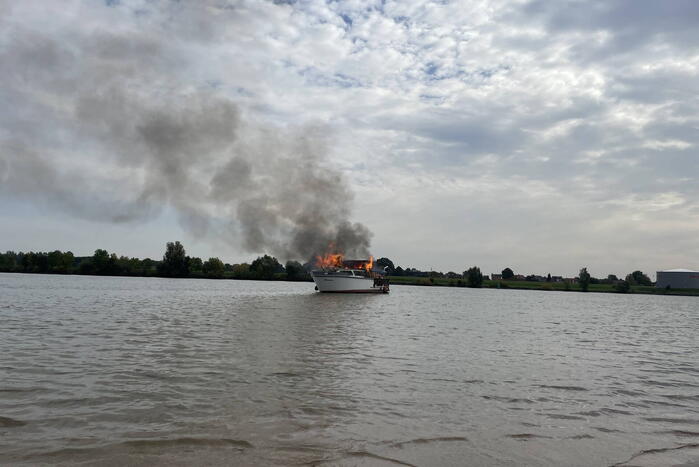Plezierboot gaat op de Lek in vlammen op