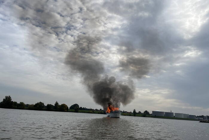 Plezierboot gaat op de Lek in vlammen op