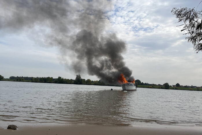 Plezierboot gaat op de Lek in vlammen op