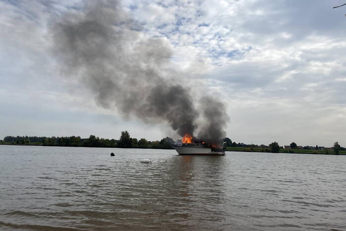 Plezierboot gaat op de Lek in vlammen op