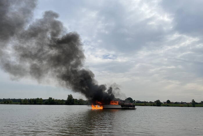 Plezierboot gaat op de Lek in vlammen op