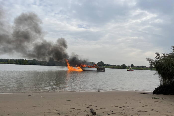 Plezierboot gaat op de Lek in vlammen op
