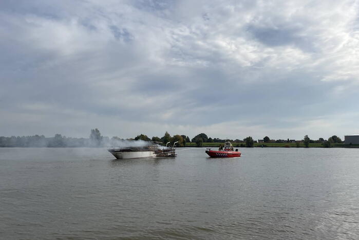 Plezierboot gaat op de Lek in vlammen op