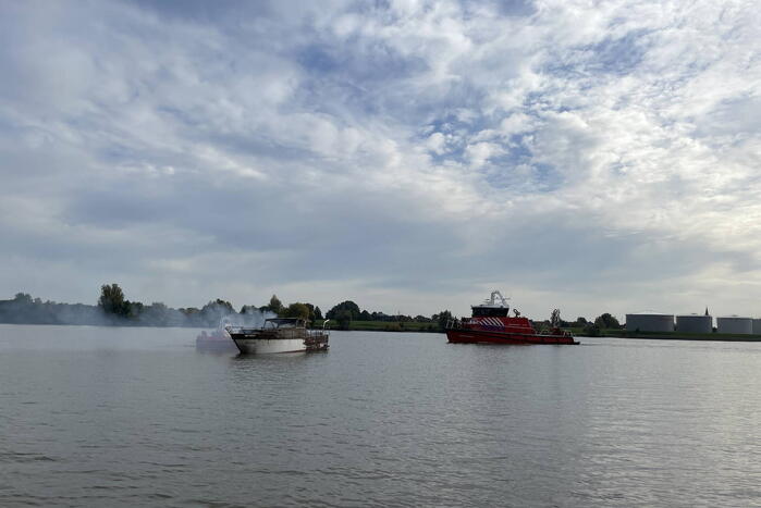 Plezierboot gaat op de Lek in vlammen op