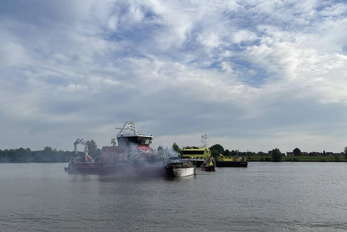 Plezierboot gaat op de Lek in vlammen op