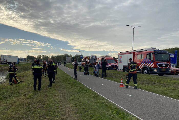 Scootmobiel achtergelaten brandweer zoekt sloot af