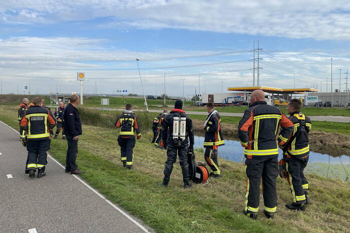 Scootmobiel achtergelaten brandweer zoekt sloot af