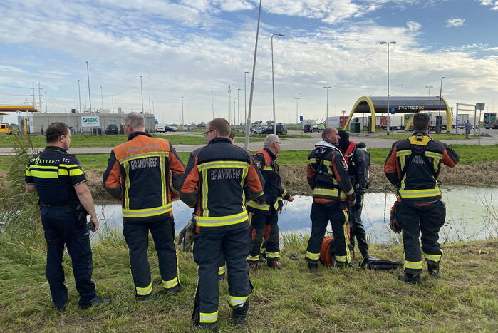 Scootmobiel achtergelaten brandweer zoekt sloot af