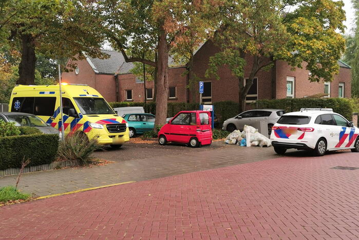 Dame gewond nadat taxibus achteruit rolt