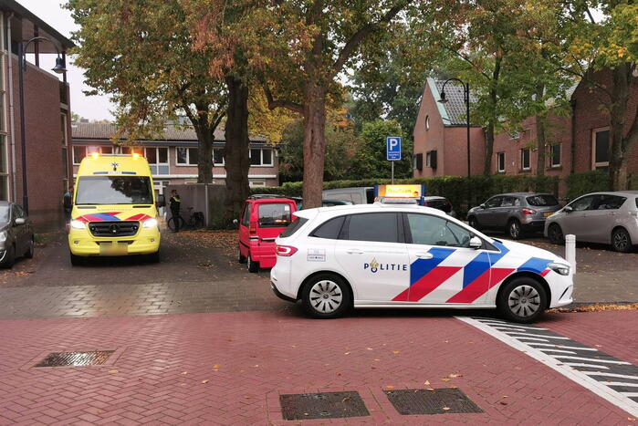 Dame gewond nadat taxibus achteruit rolt